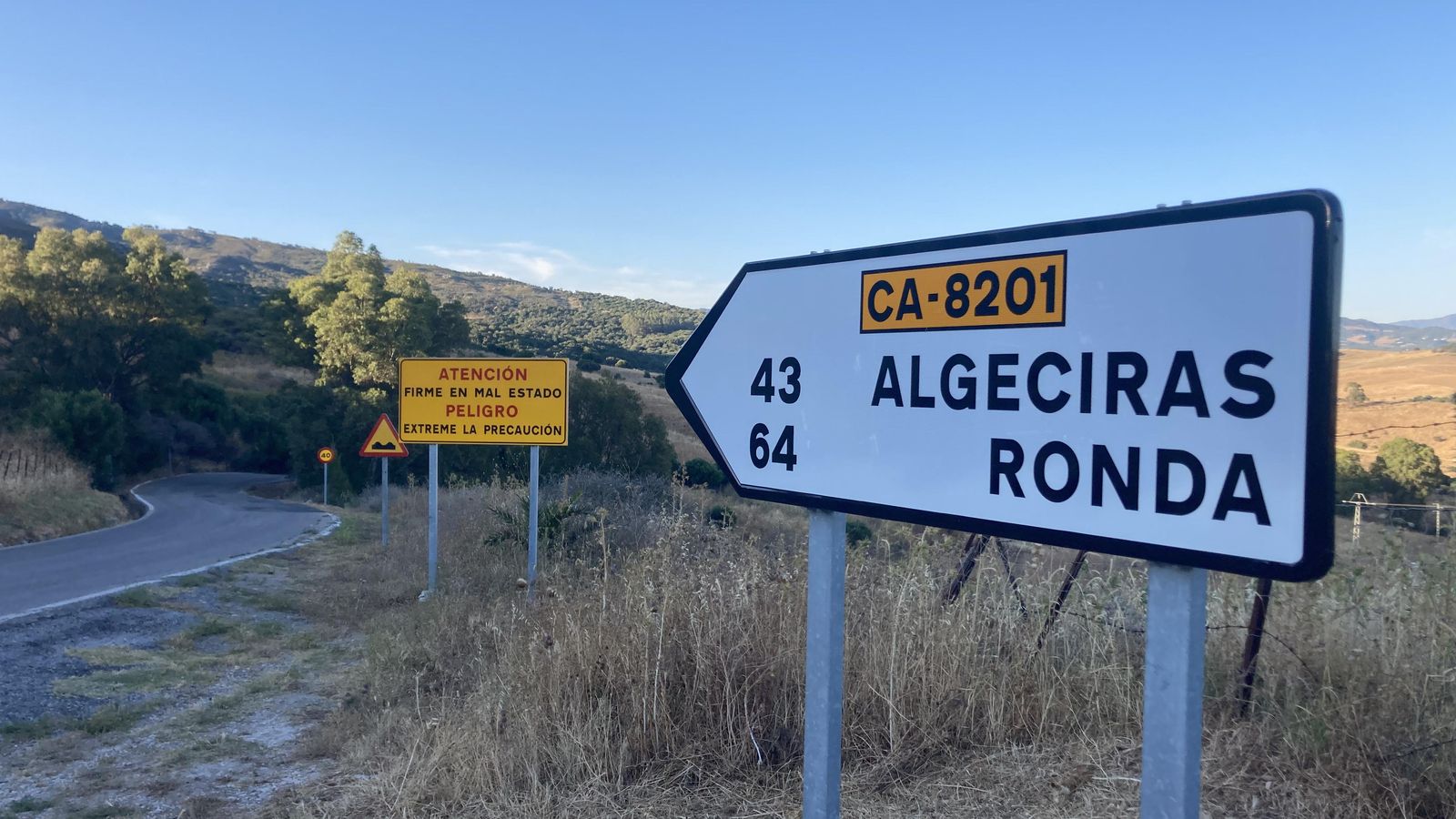 Una de las salidas de Jimena por la carretera provincial CA-8201 Una de las salidas de Jimena por la carretera provincial CA-8201