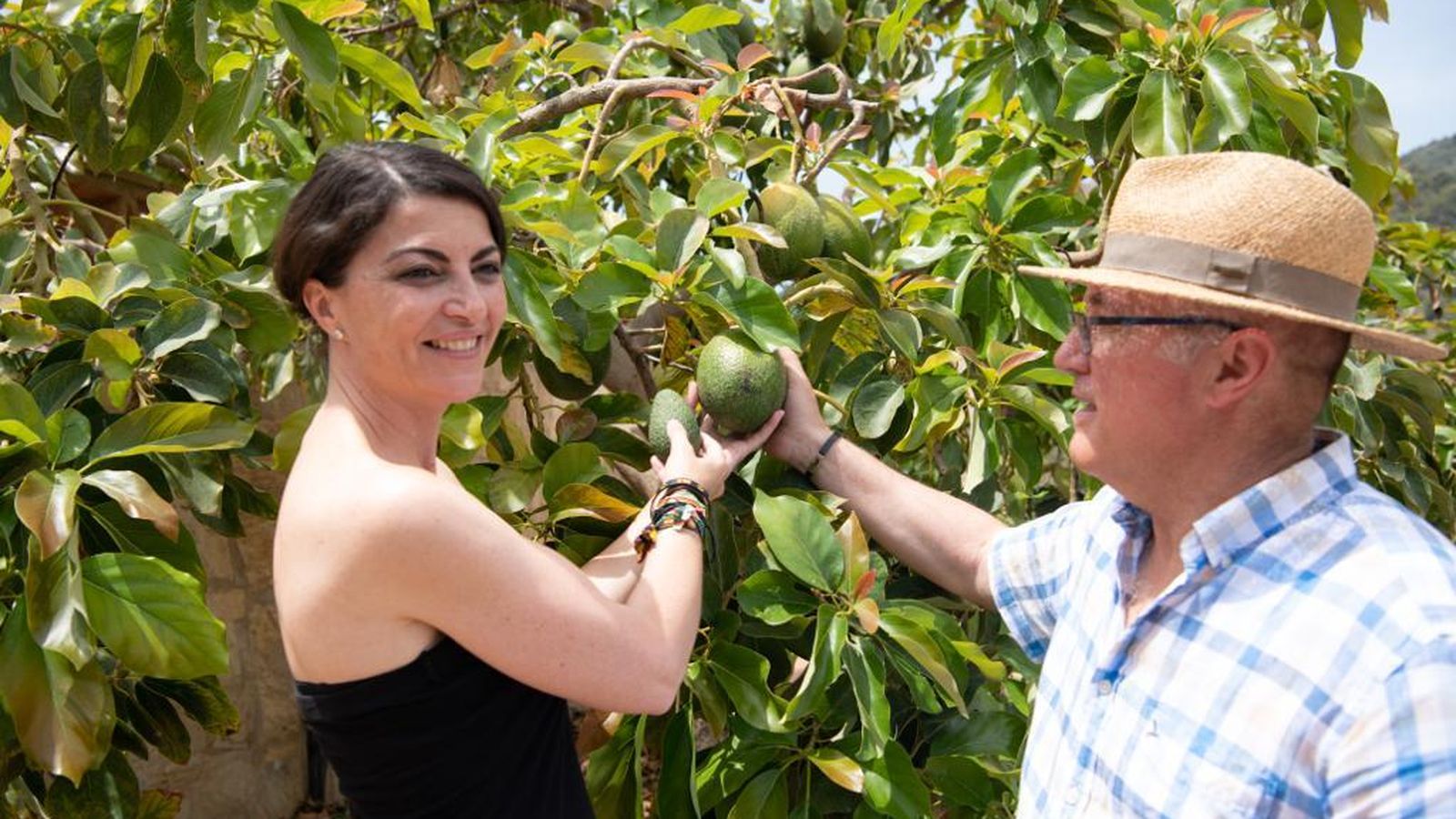 Macarena Olona en una visita al campo granadino de la costa tropical