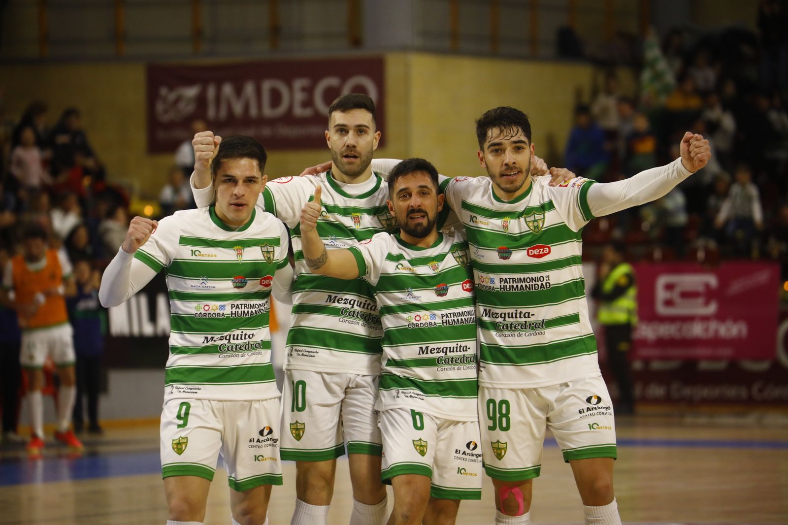 Viana, Saura, Jesulito y Perin celebran un gol en Vista Alegre.