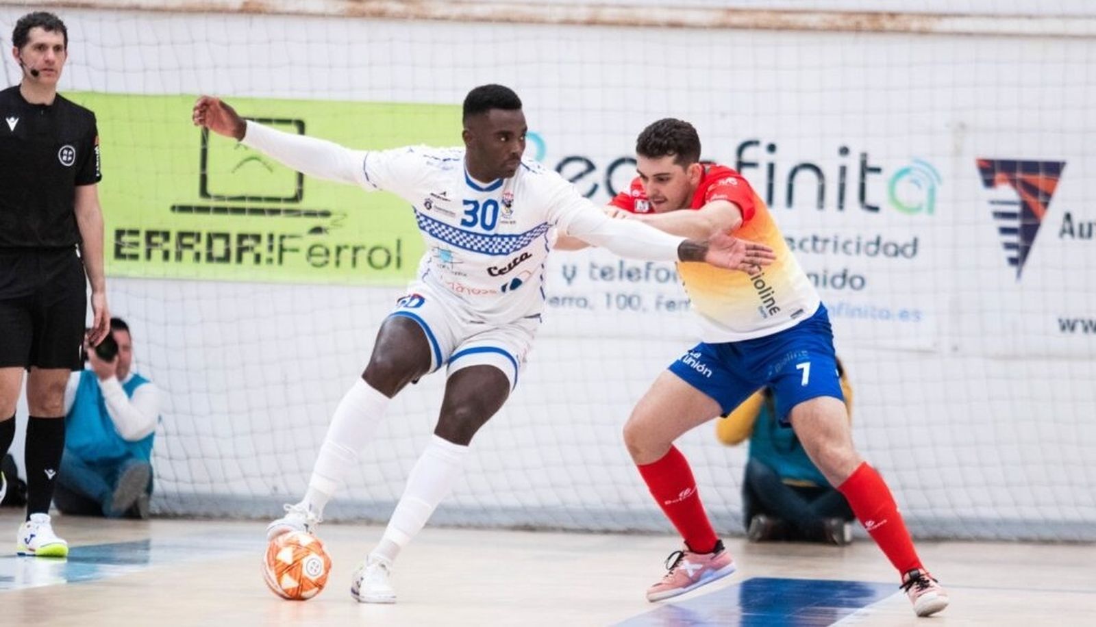 Hélder protege el balón ante la presencia de Juanan