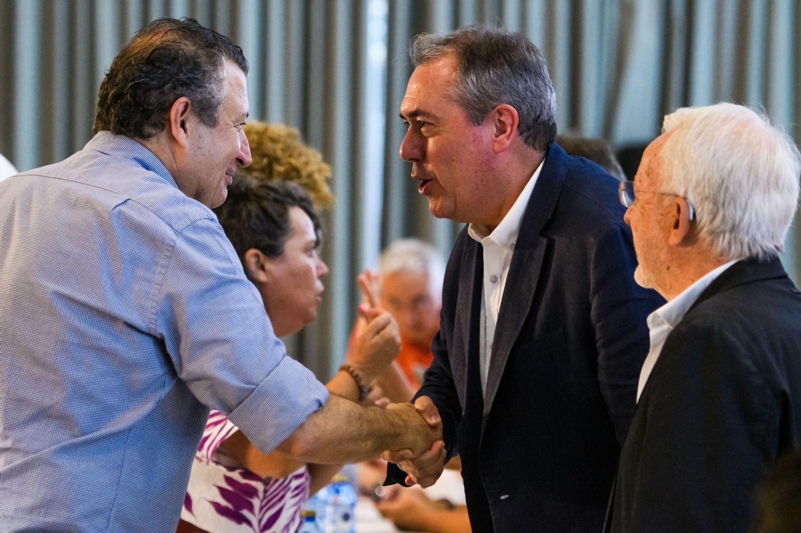 El secretario general del PSOE andaluz, Juan Espadas, saluda al líder provincial de Sevilla, Javier Fernández, en presencia del presidente del PSOE andaluz, Manuel Pezzi.