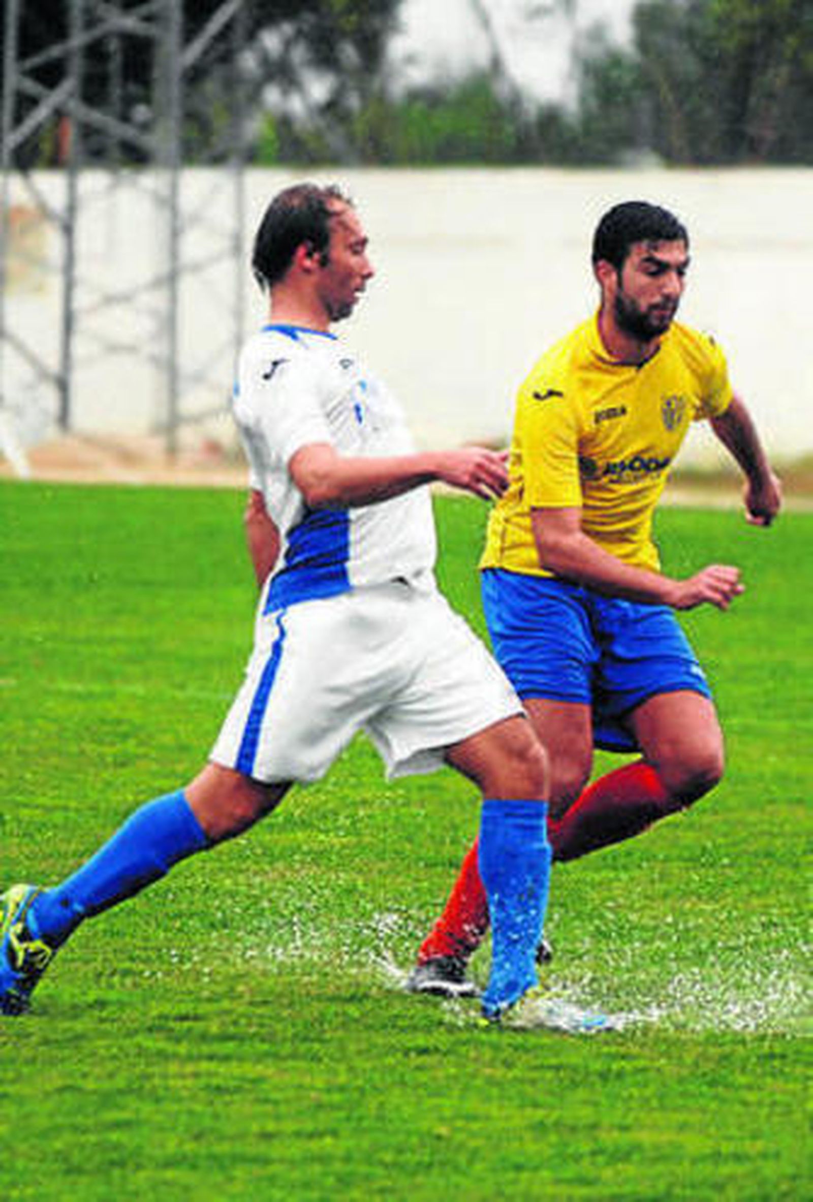 Iván Guerrero, ante el Conil.