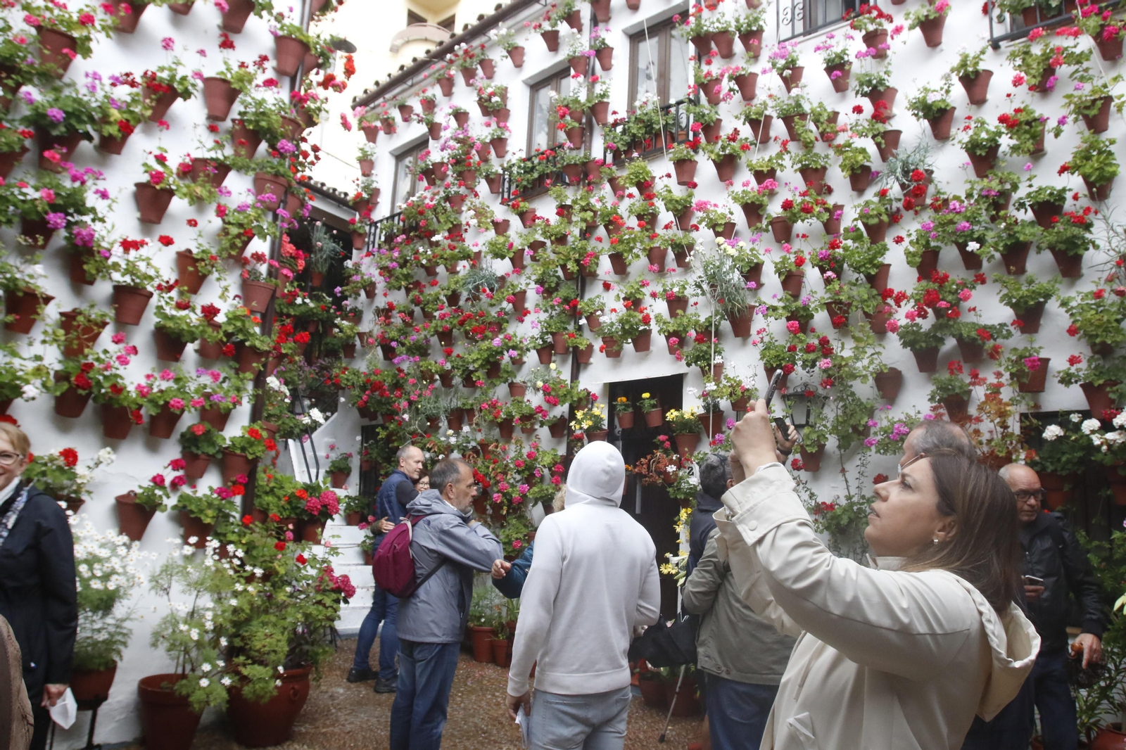 Visitantes en la primera mañana de apertura de los Patios de Córdoba.