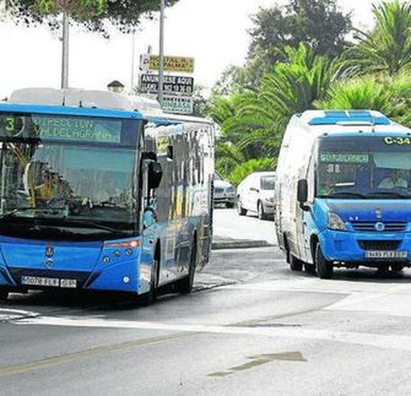 Autobuses urbanos en su recorrido por Fuentebravía.