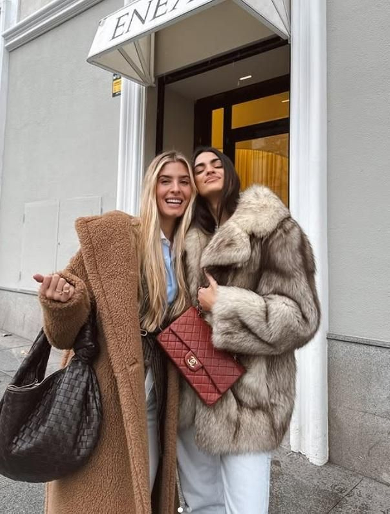 Looks con abrigos en efecto pelo.