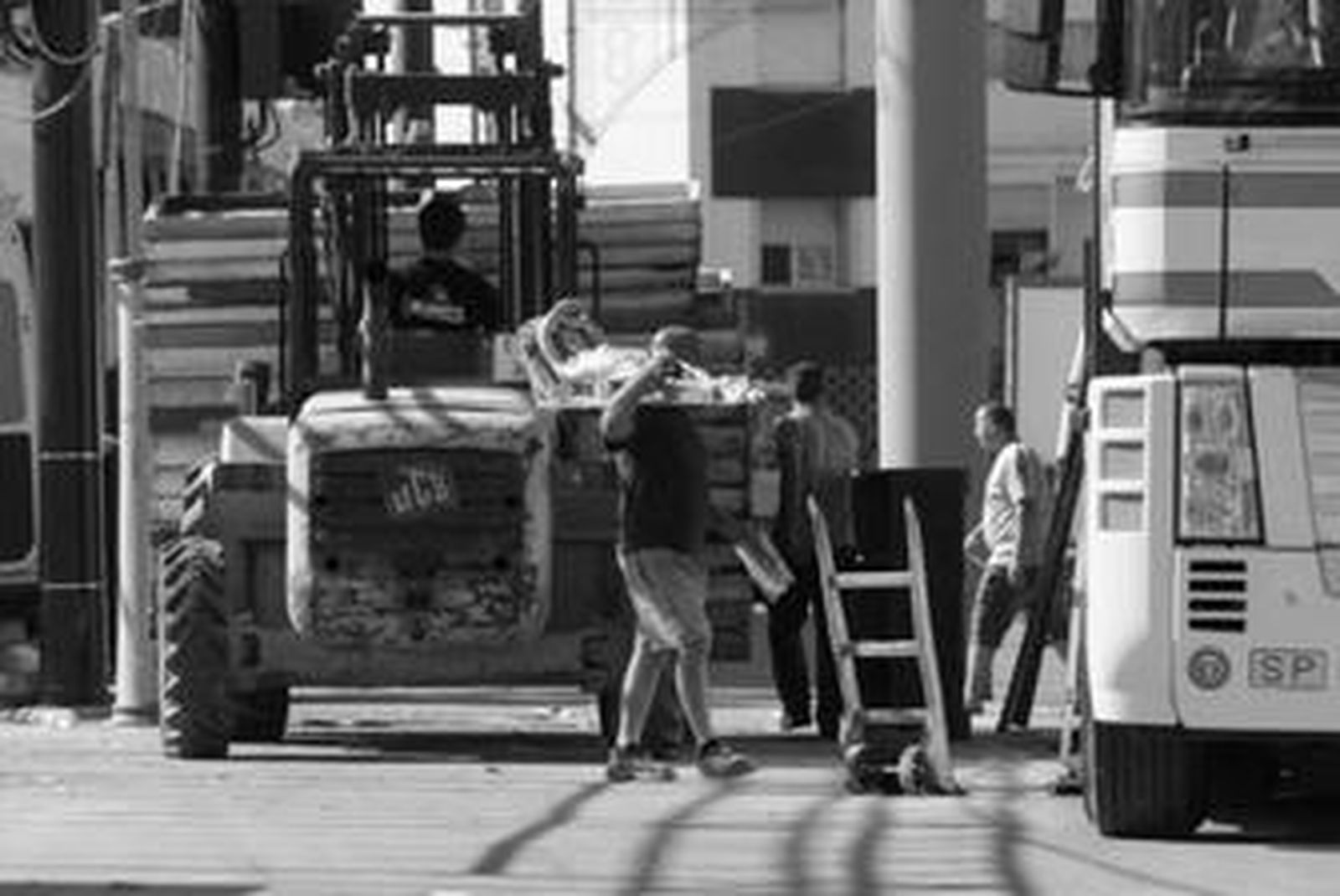 Trabajadores desinstalando las casetas algecireñas.