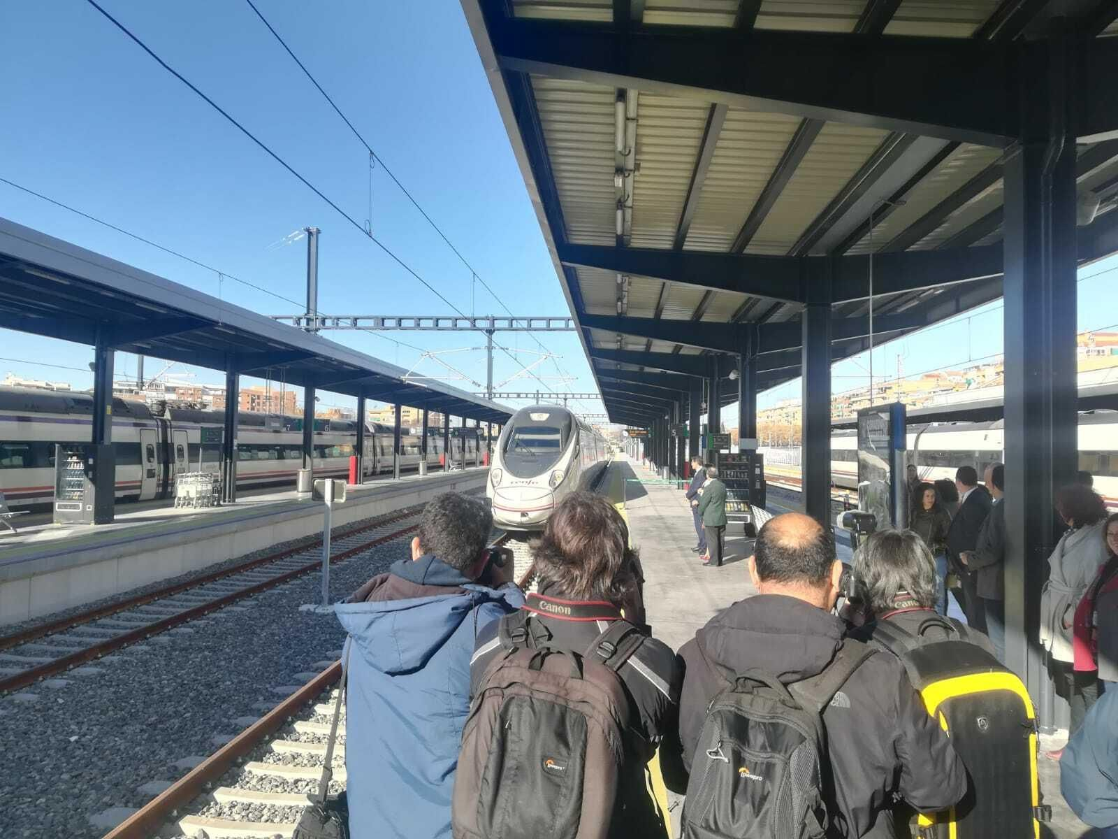 Medio centenar de pasajeros estrenan el Avant Sevilla-Granada