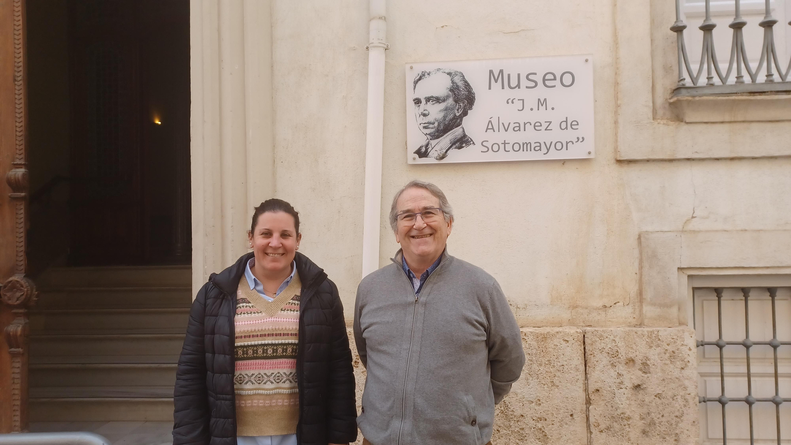María Isabel Ponce y Pedro Perales a las puertas del Museo.