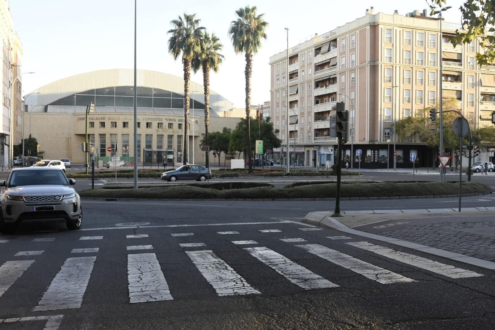 Uno de los pasos de cebra, ubicado en el inicio de la avenida Gran Vía Parque, sobre los que se actuará. Uno de los pasos de cebra, ubicado en el inicio de la avenida Gran Vía Parque, sobre los que se actuará.