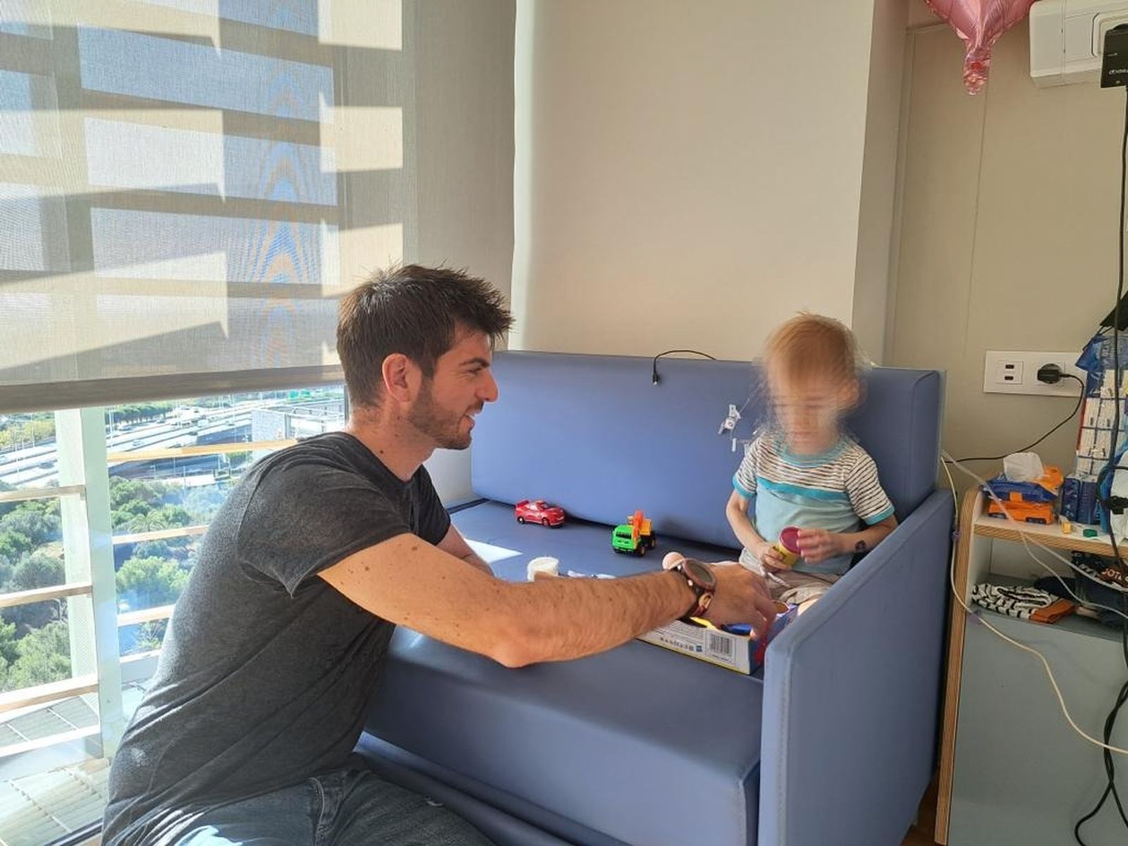 Oliver jugando junto a su padre.