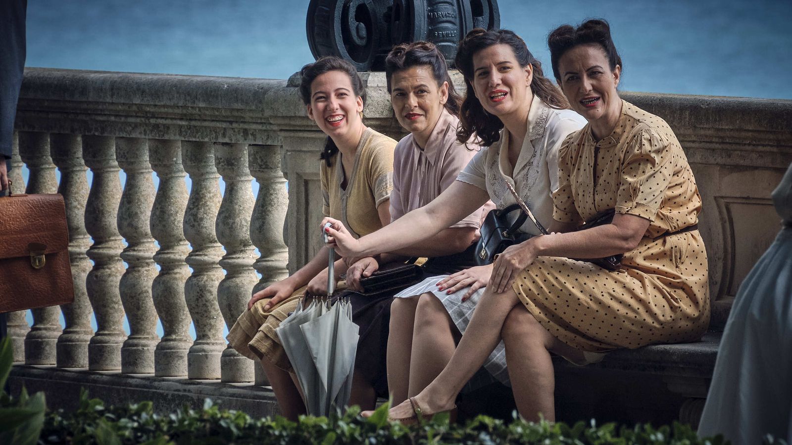 Momento del rodaje, en la Alameda, de la serie de Disney+ con Logan Lerman como protagonista.