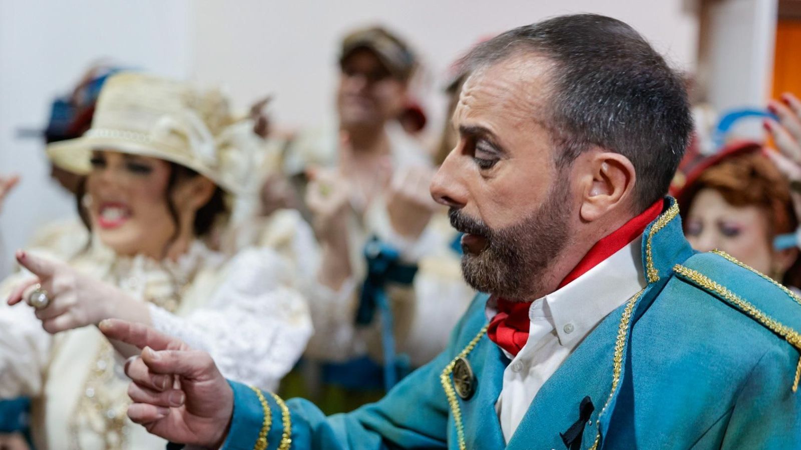 Paco Martínez Mora en los camerinos con su coro.