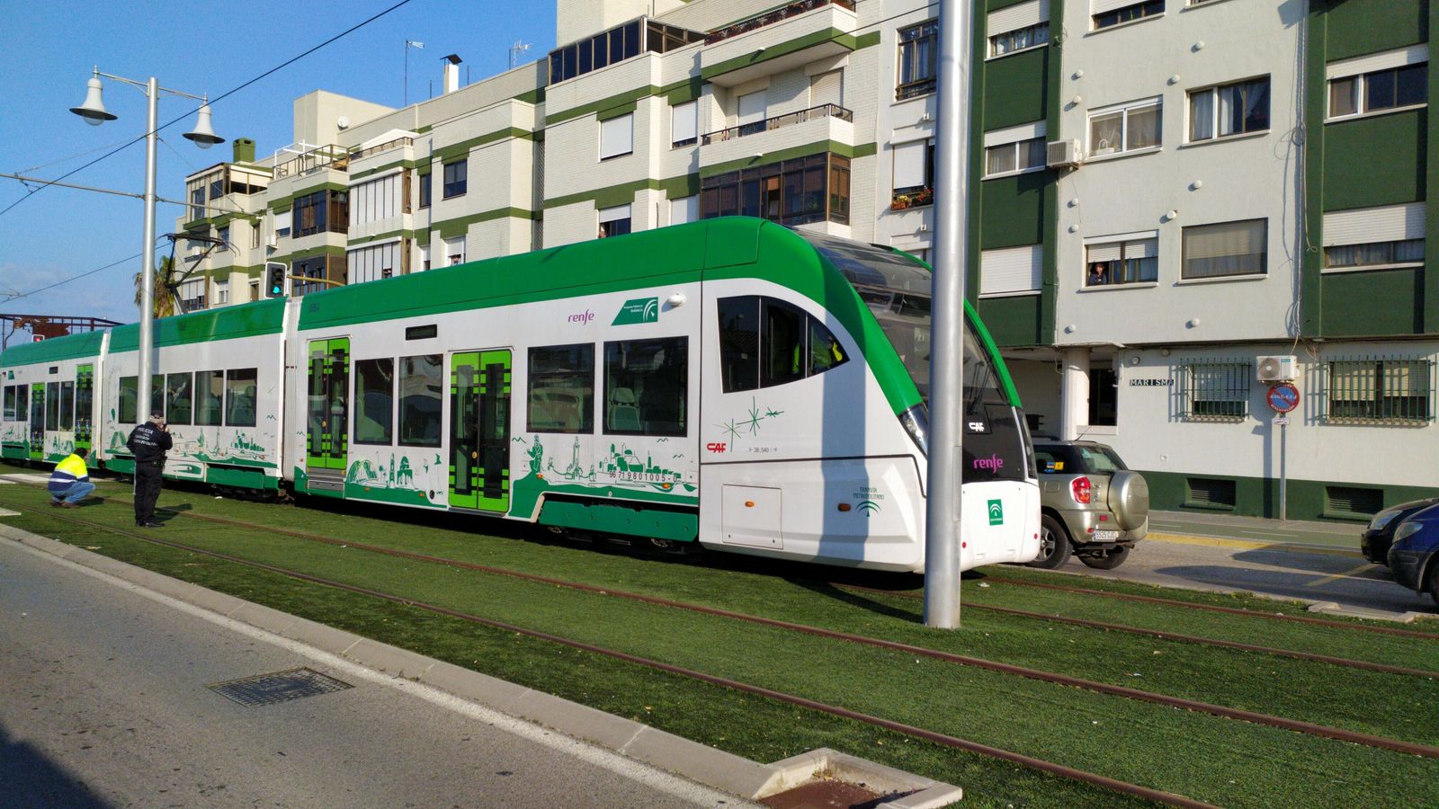 Remolcando al tranvía tras el incidente.