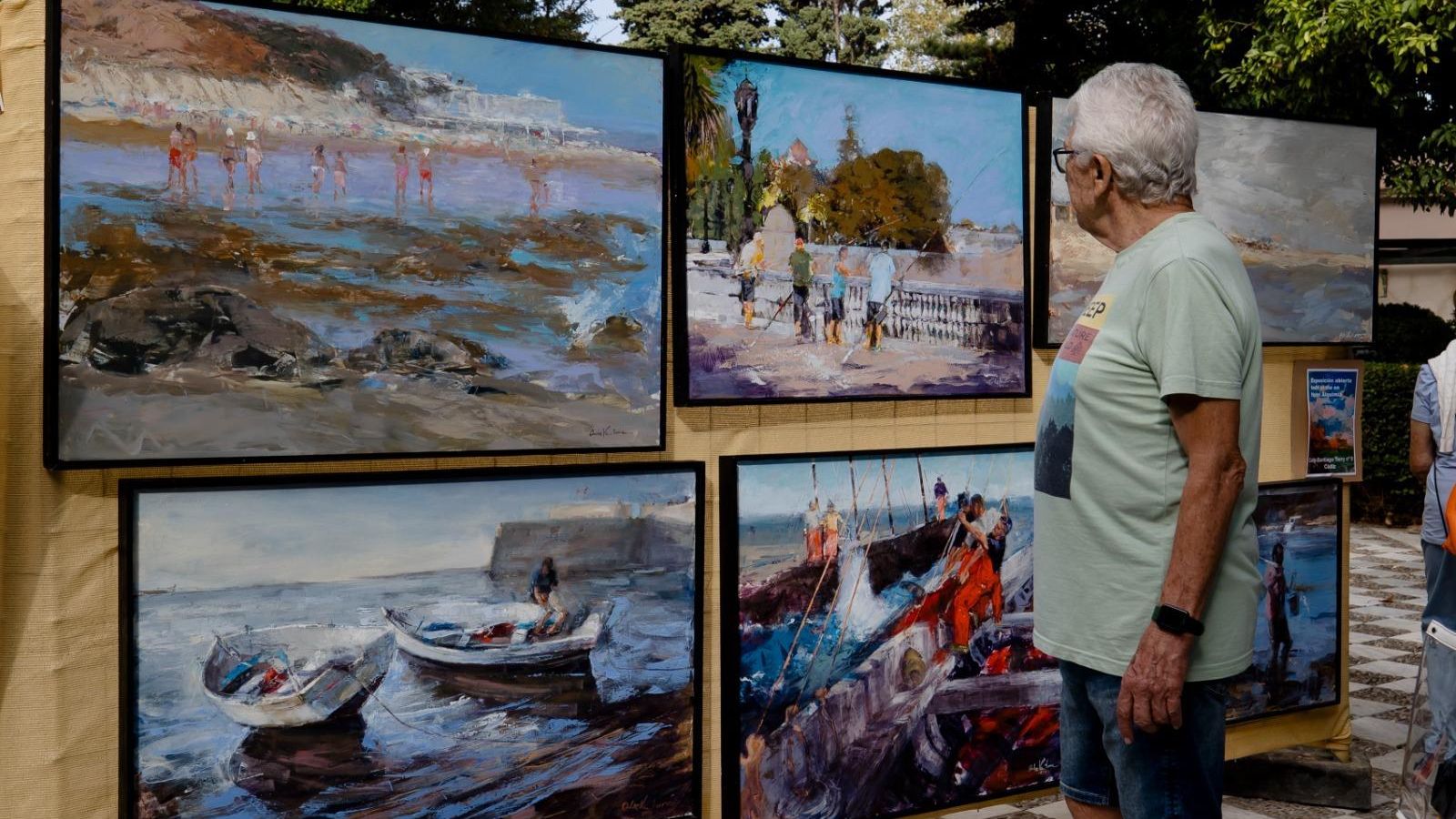 Un espectador mira la obra de Ortiz Ventura, en la Alameda Hermanas Carvia Bernal.