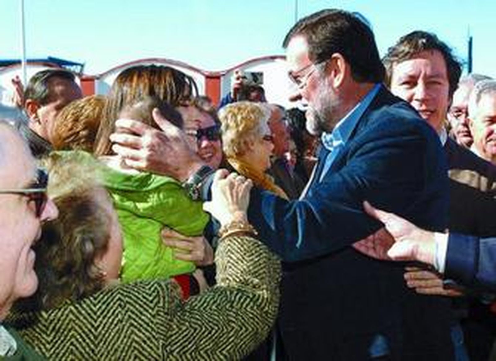 Rajoy saluda a un niño antes del acto que los populares organizaron ayer en Badajoz.