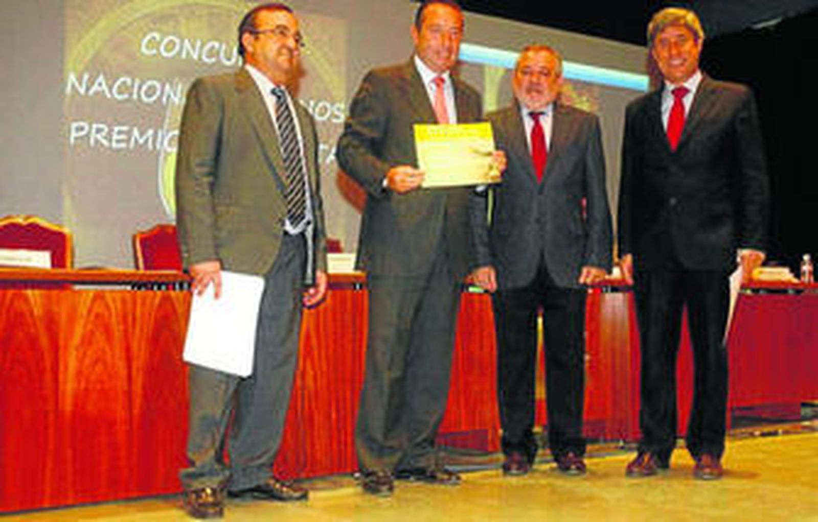 César Florido recoge el galardón de manos de autoridades cordobesas.