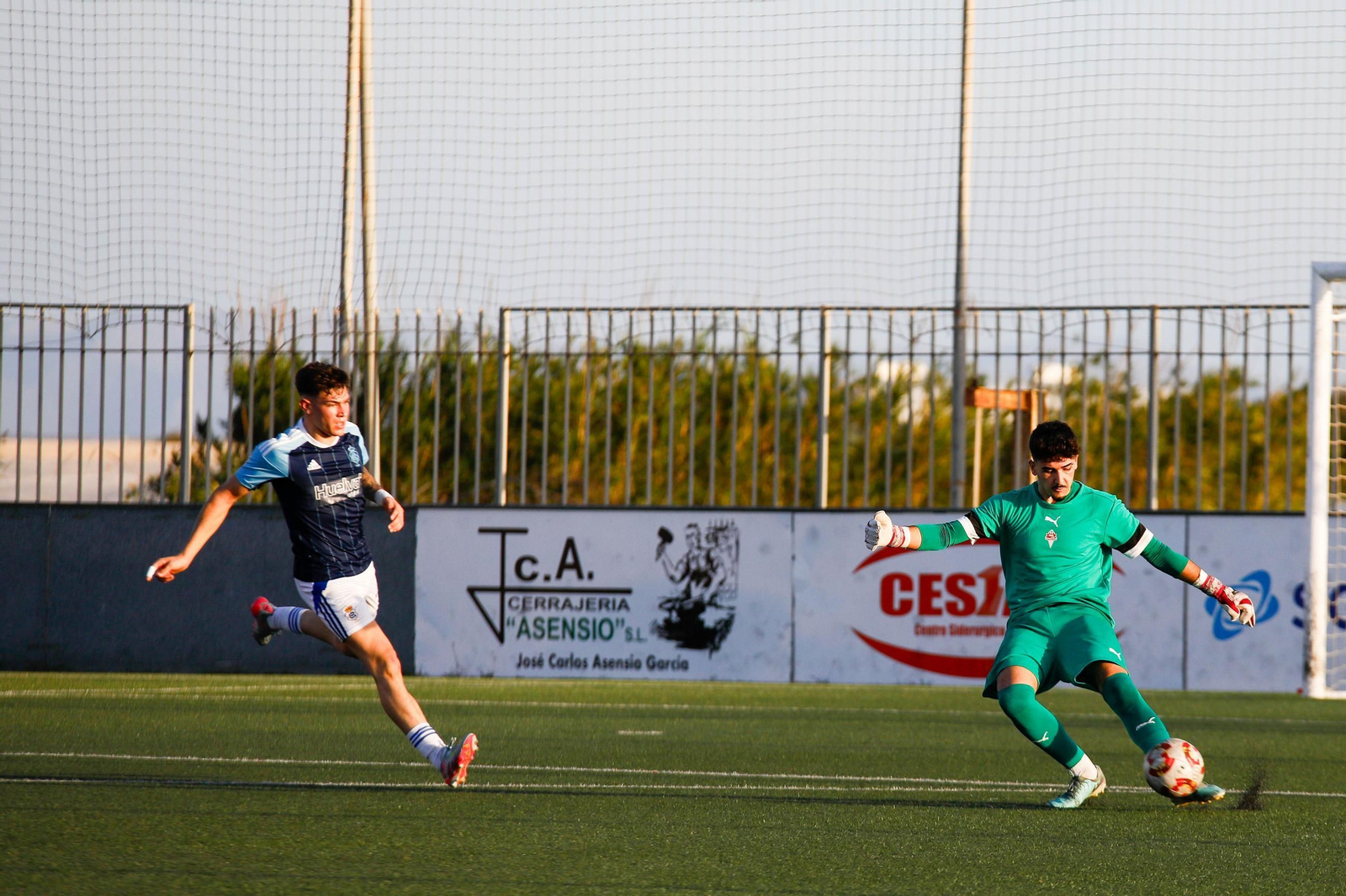 El guardameta de La Cañada pone un balón en largo durante el choque de la pasada jornada ante el Recreativo de Huelva.