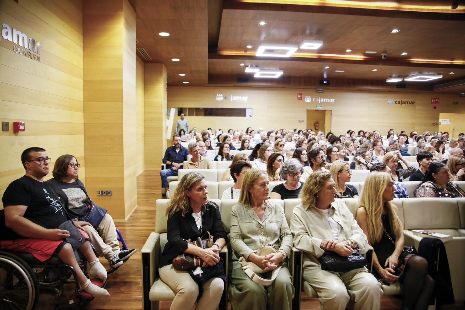 Carmen Mola presenta su libro "El clan" en la Casa de las mariposas de Almería, en imágenes