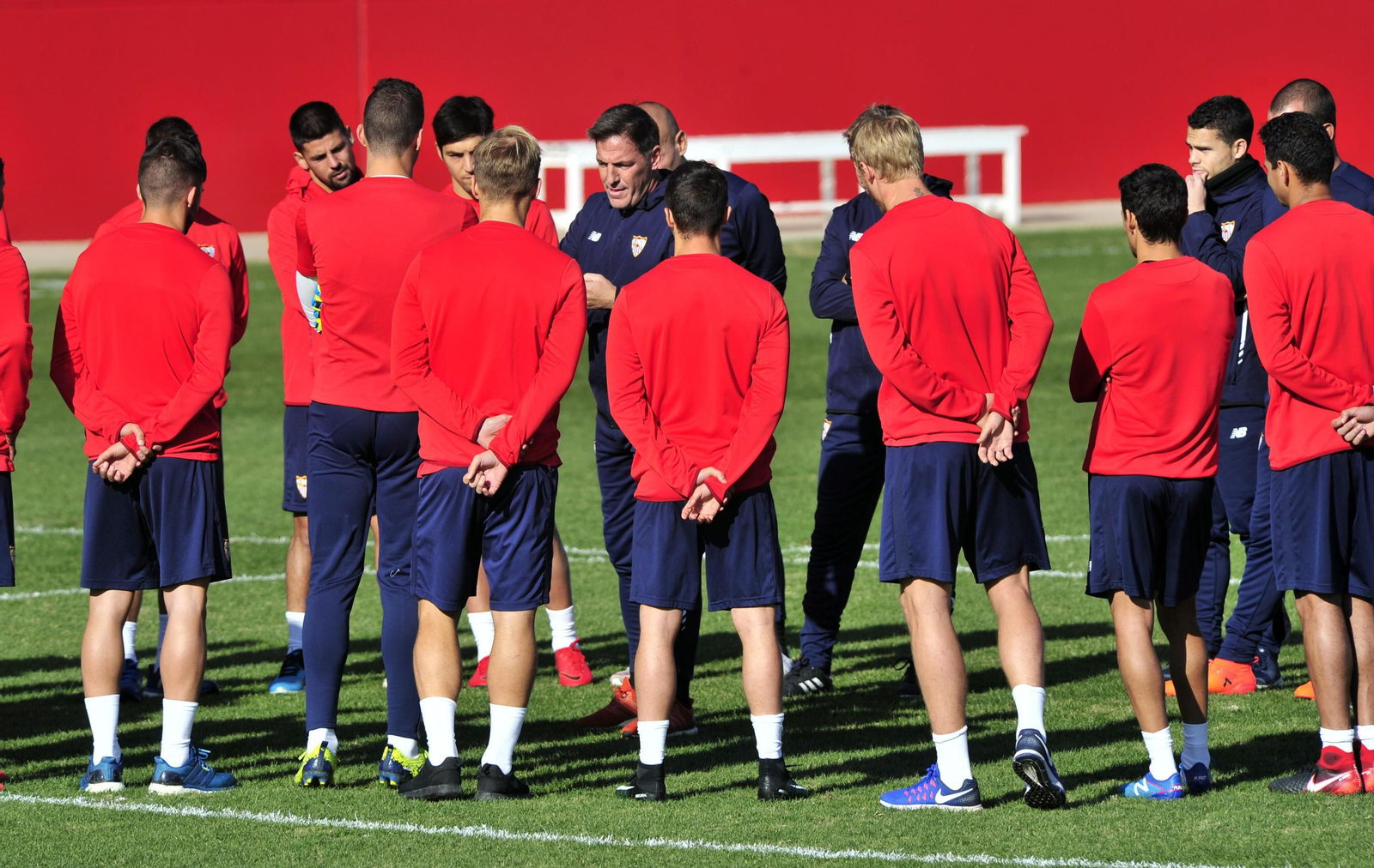 Eduardo Berizzo conversa con sus futbolistas en el entrenamiento de ayer.
