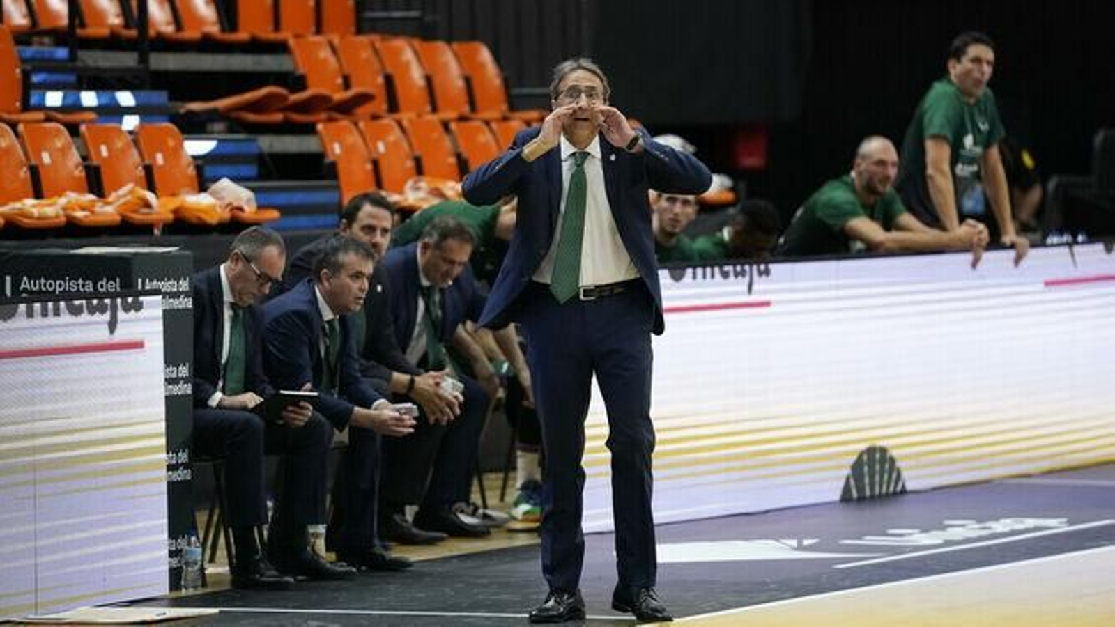 Luis Casimiro da instrucciones al equipo con su cuerpo técnico detrás.