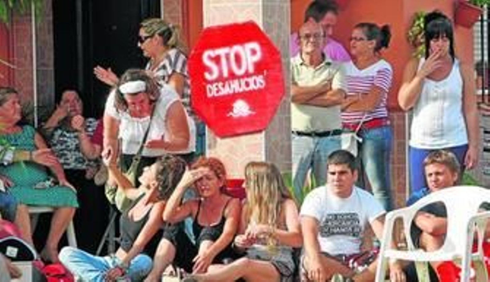 La plataforma 'Stop Desahucios', del movimiento 15-M, tratando de evitar el desalojo de una familia andaluza.