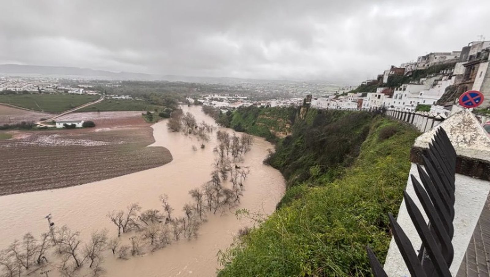Aspecto que presenta el río Guadalete a su paso por Arcos.