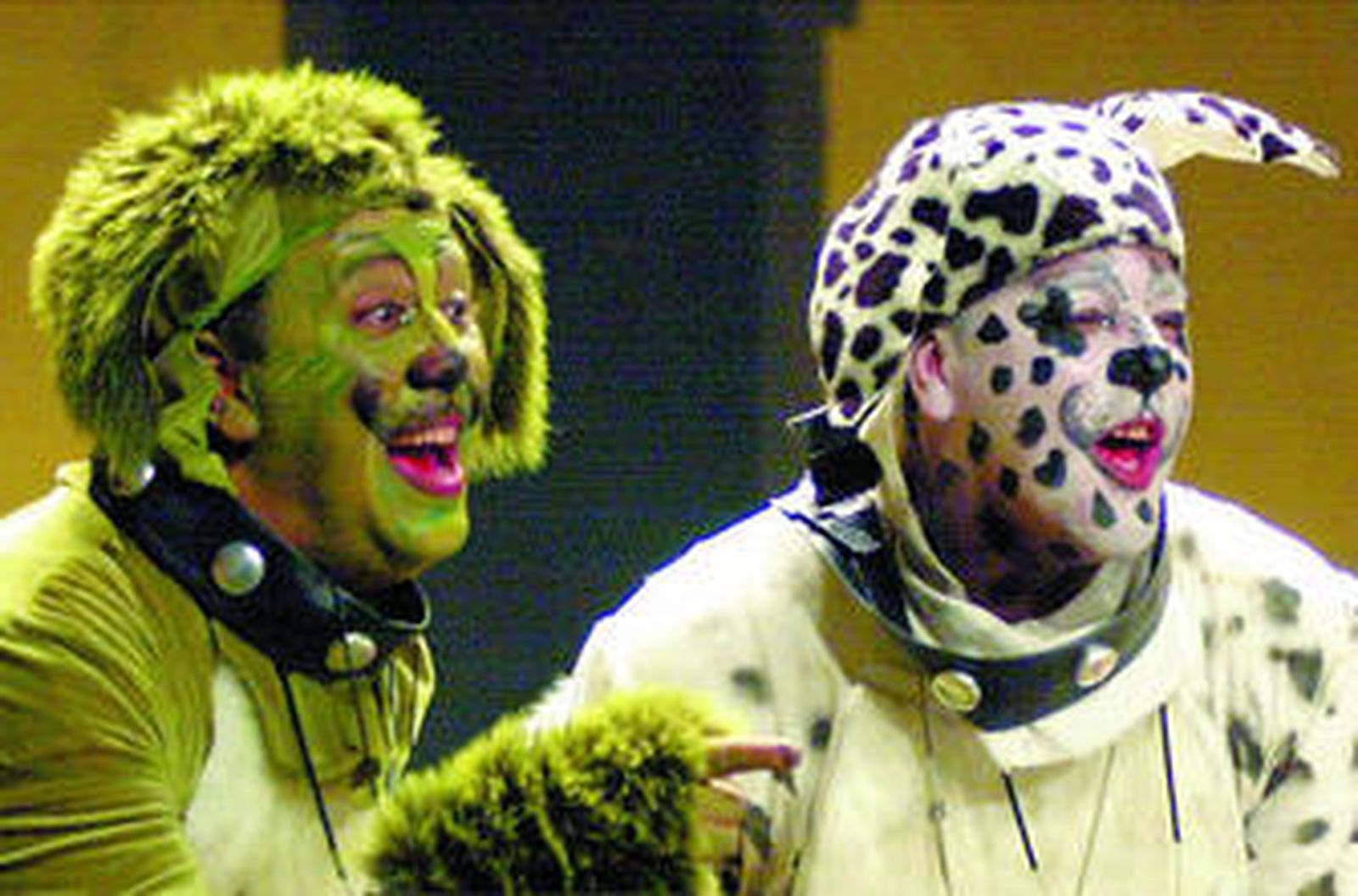 Dos de los componentes, Cristóbal y José Mari, en el papel de perros.