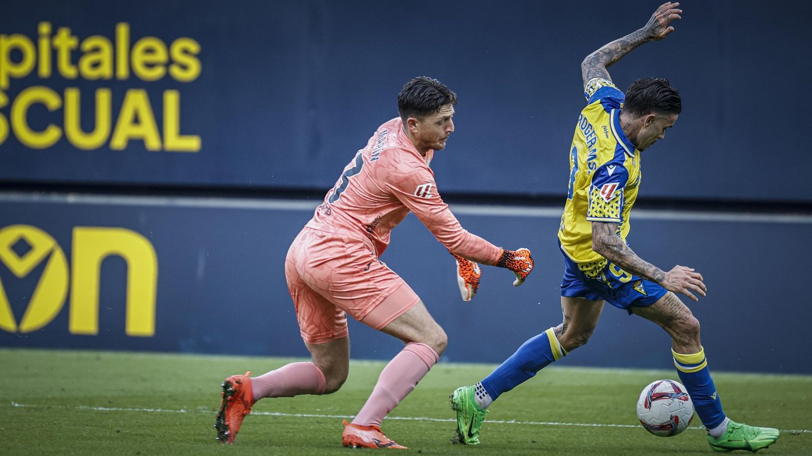 Carlos Marín trata de robar el balón a Roger Martí en el Cádiz - Córdoba CF de la primera vuelta.