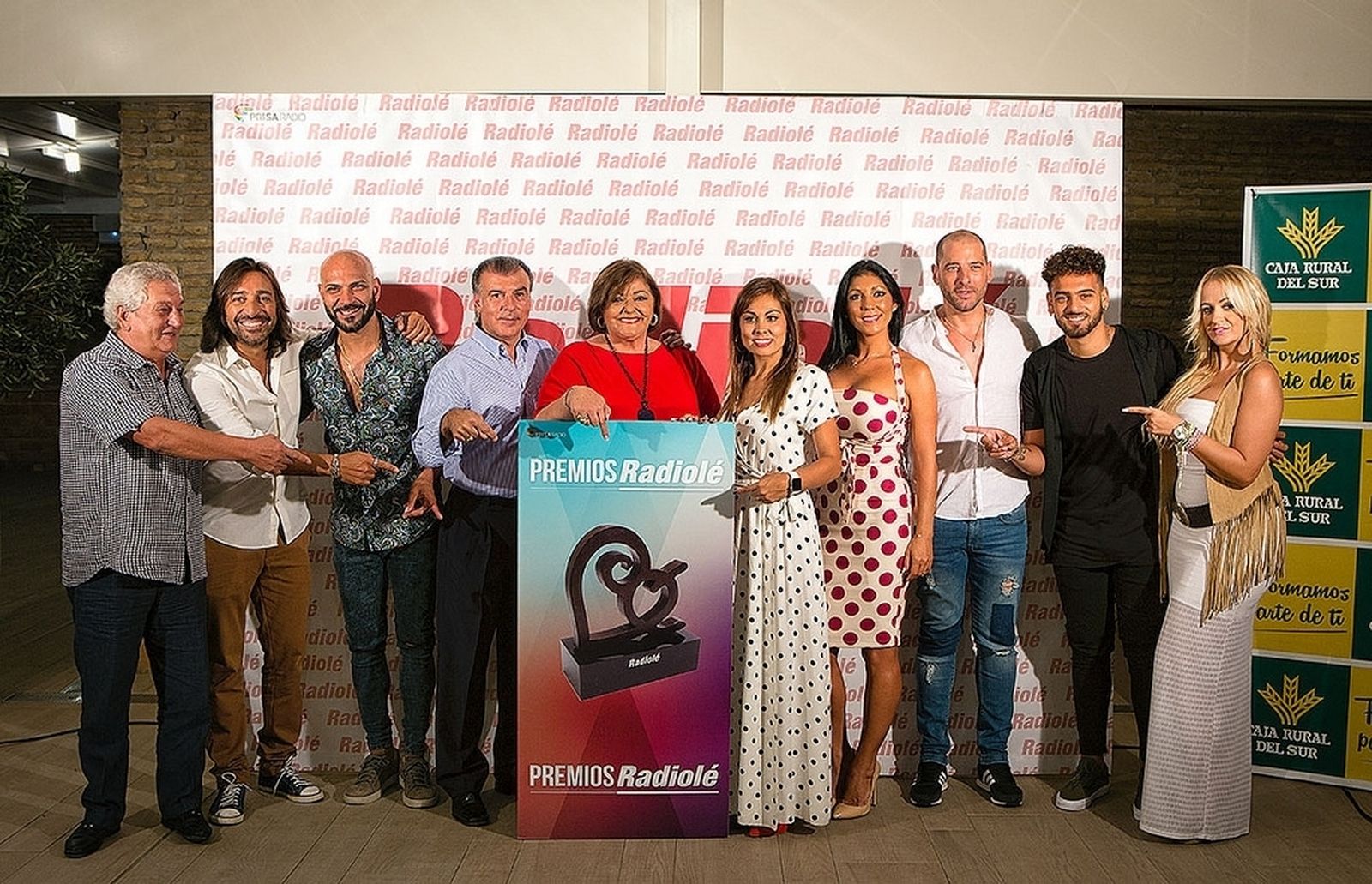 Foto de familia de algunos de los artistas  durante la rueda de prensa de presentación de los galardones.