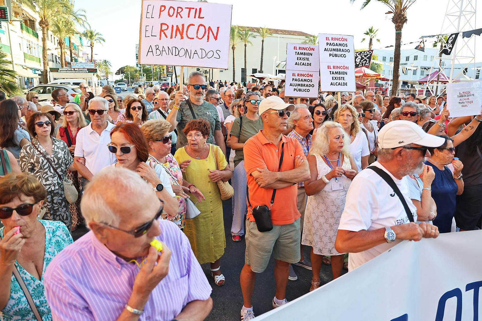 Imágenes de la concentración de los vecinos del Portil por el abandono de la playa