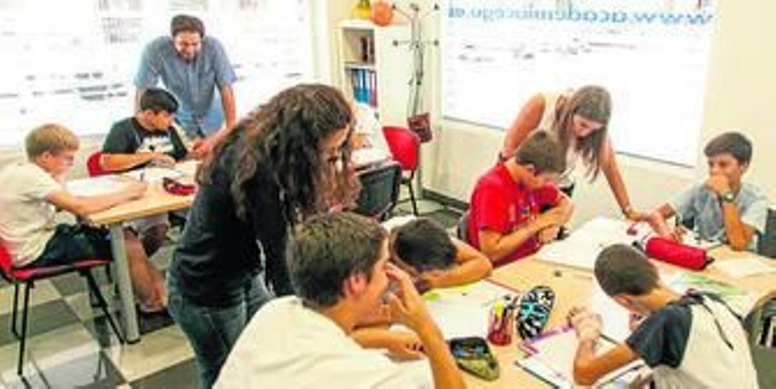 Un grupo realiza ejercicios prácticos en una de las salas de la academia.