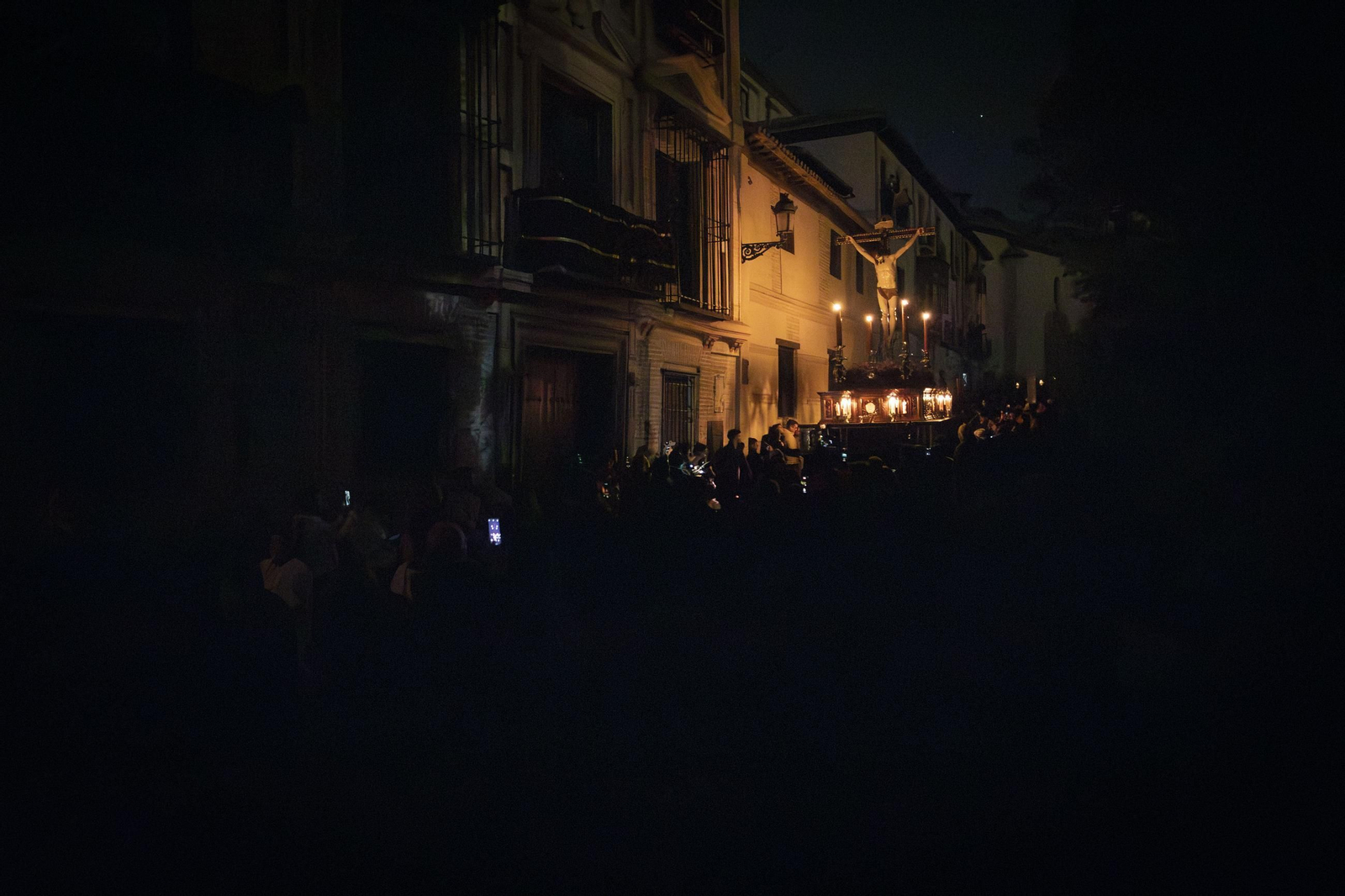 Silencio y oscuridad: las mejores fotos de la procesión del Cristo de la Misericordia de Granada