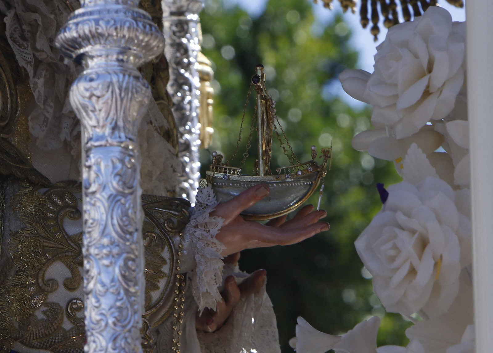 El barco que porta la Virgen de Consolación en sus manos ha sido una de las joyas robadas.