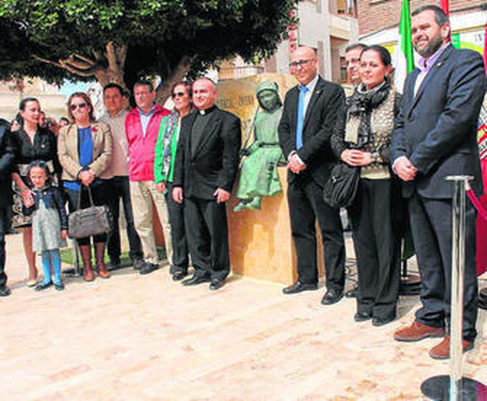 Autoridades y representantes de las hermandades en la inauguración.