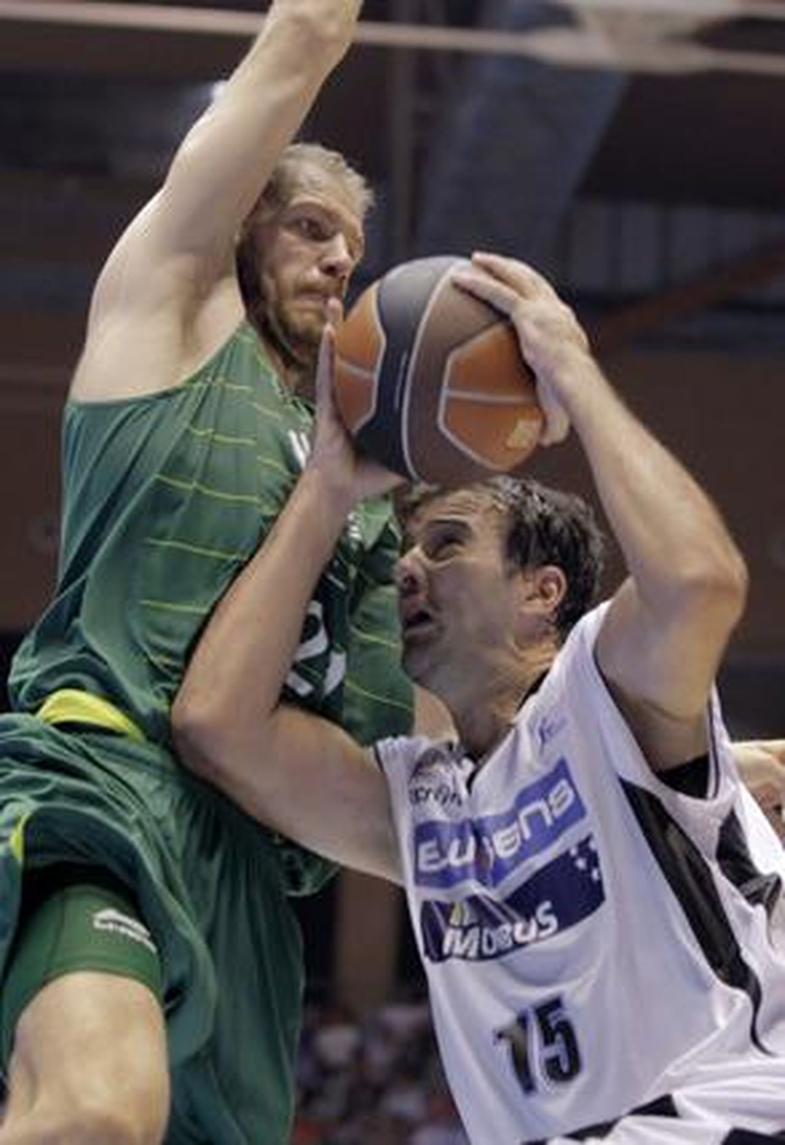 Unicaja vence en Santiago al Blusens Monbus por 71-78 después de sobreponerse a un mal inicio

Foto: ACBMEDIA