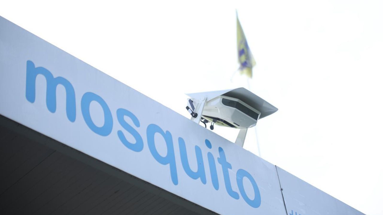 Una cámara con tecnología Hudl instalado en el campo del Mosquito CF