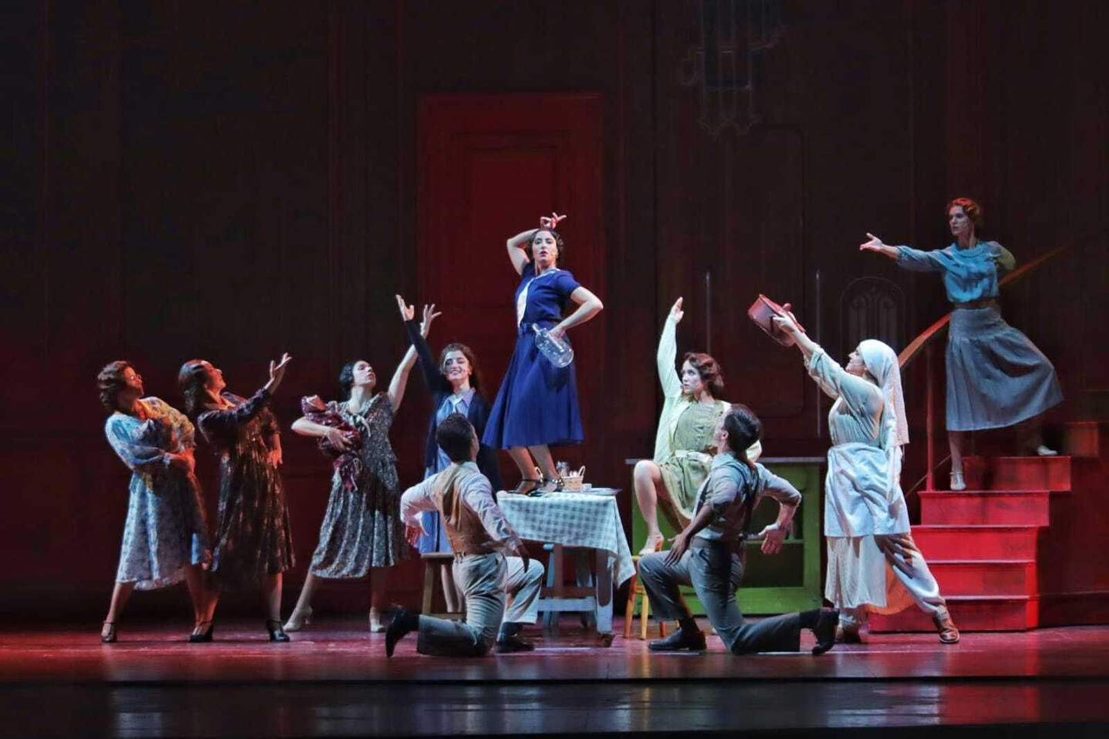 Actores y actrices en una de las secuencias de la obra.