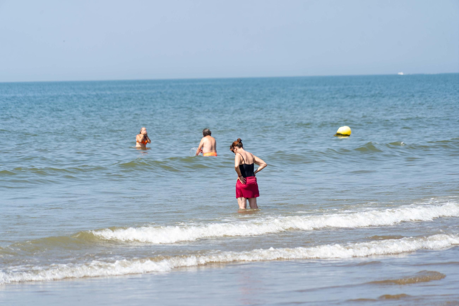 Una mañana de domingo en El Espigón, la playa de Huelva capital.