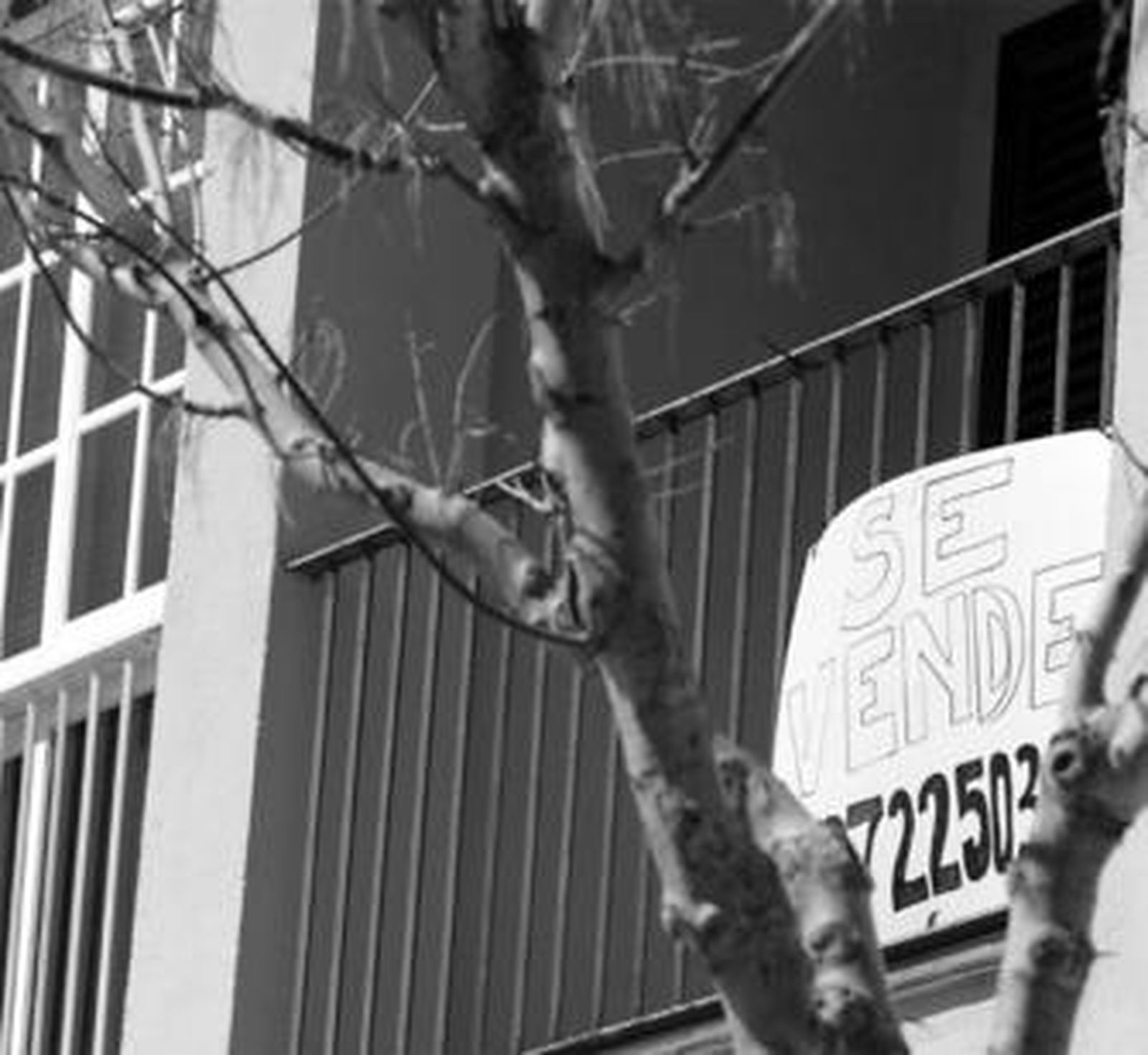 Un letrero anuncia que una vivienda está en venta, en este caso en el sector III de Camposoto.