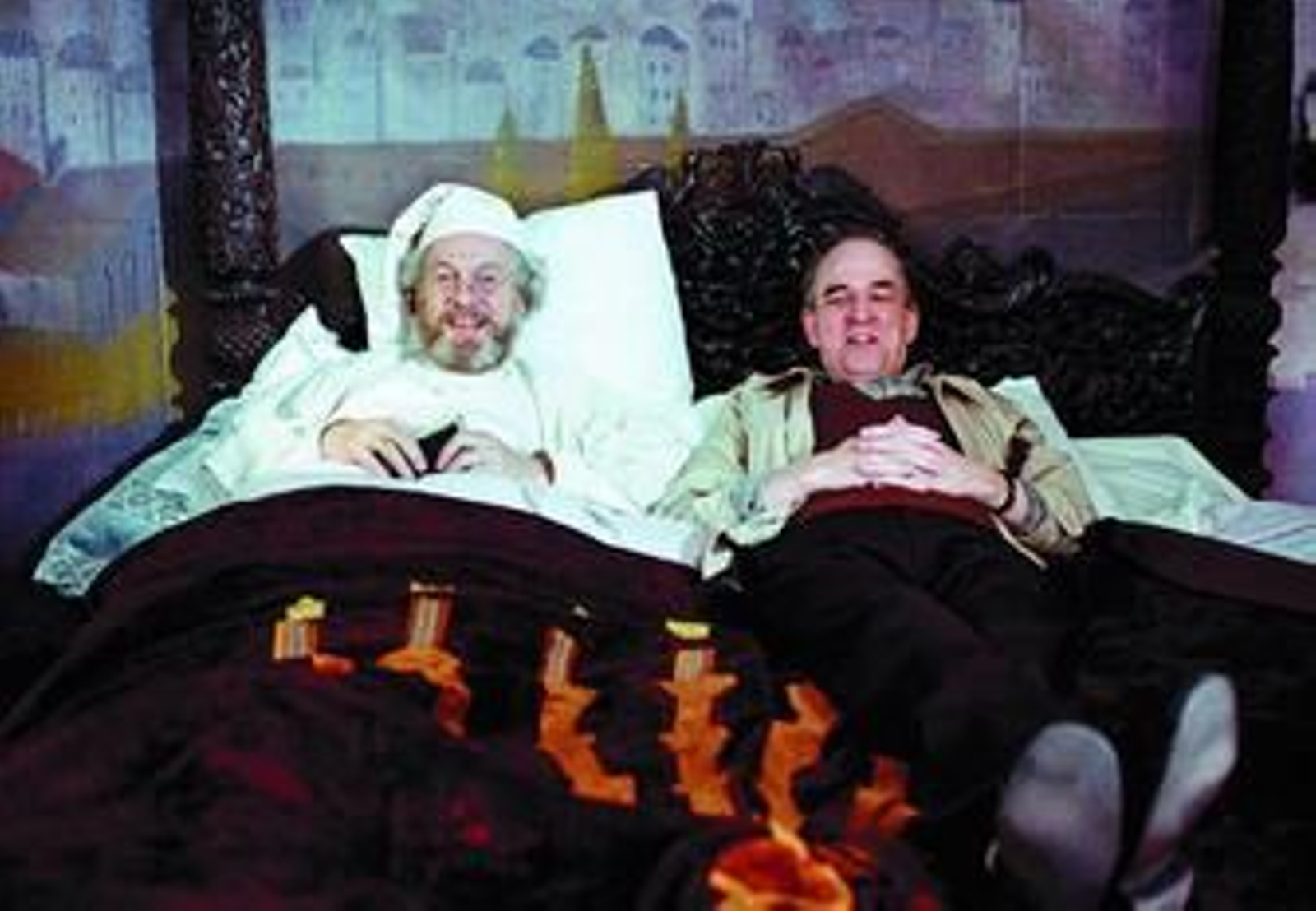 Bergman, en una cama con su amigo Erland Josephson, durante el rodaje de 'Fanny y Alexander'.