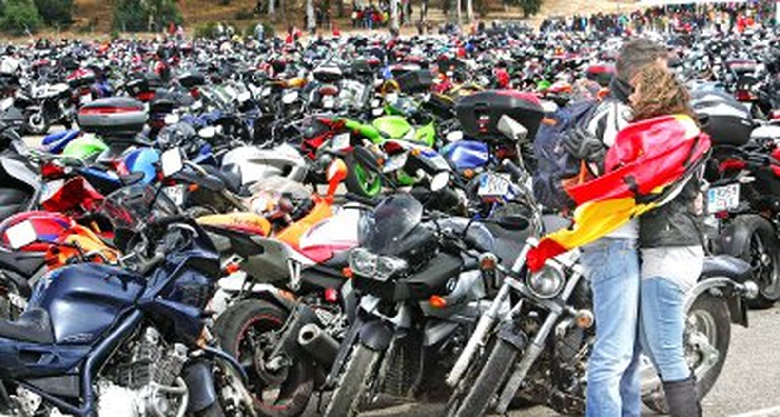 La lluvia no desluce una motorada que sigue adelante sin incidentes