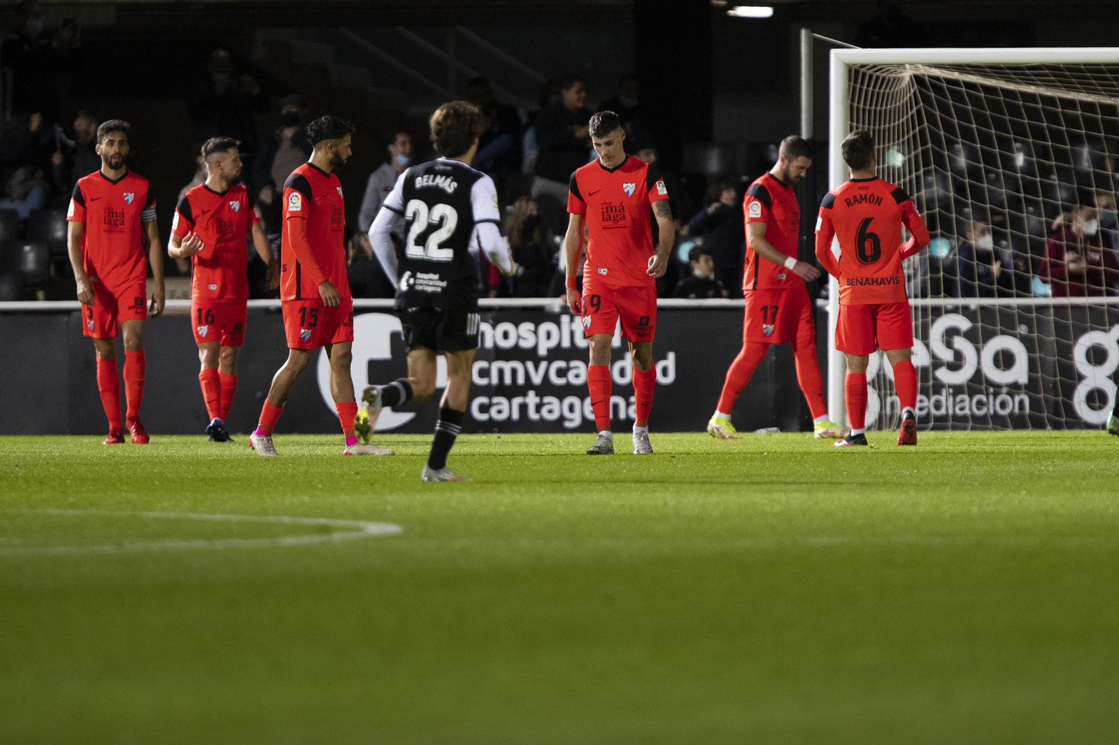 Los jugadores, tras encajar un gol en Cartagena.