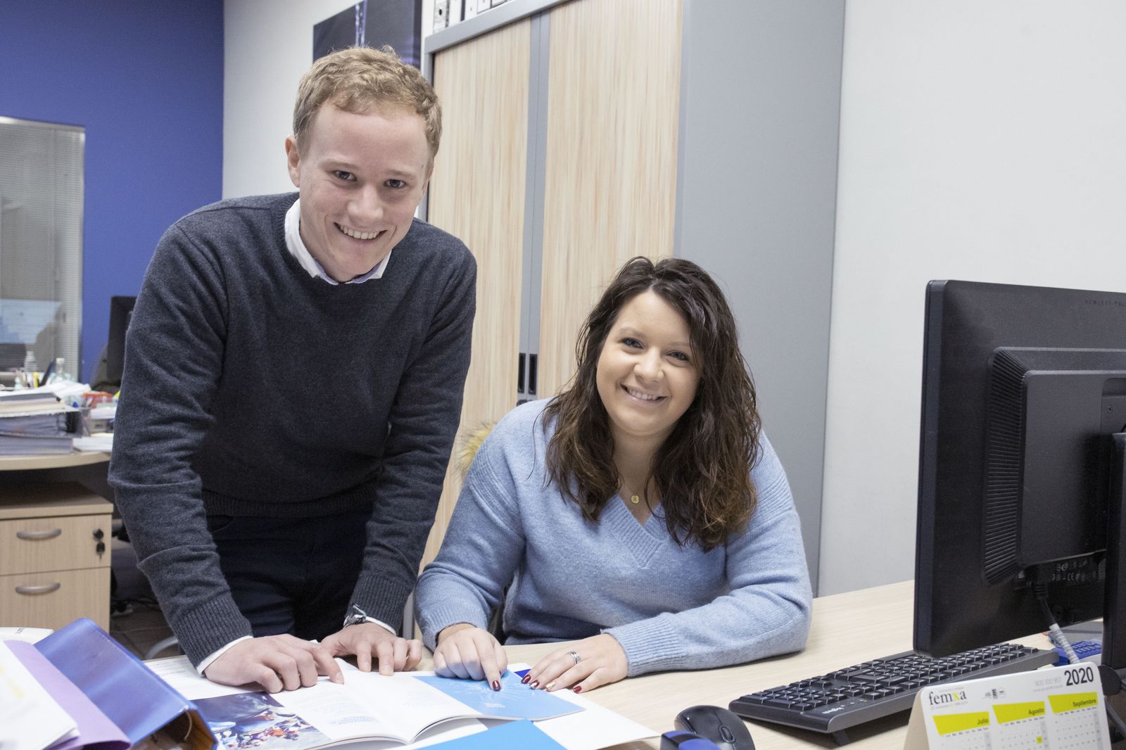 Dos beneficiarios que participaron en años anteriores en el programa de becas