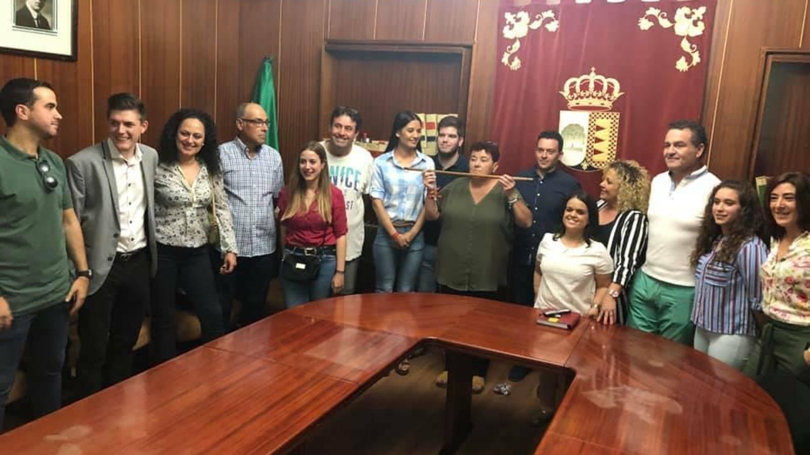 La socialista María Moreno, con la vara de mando, tras su investidura como alcaldesa de El Saucejo.