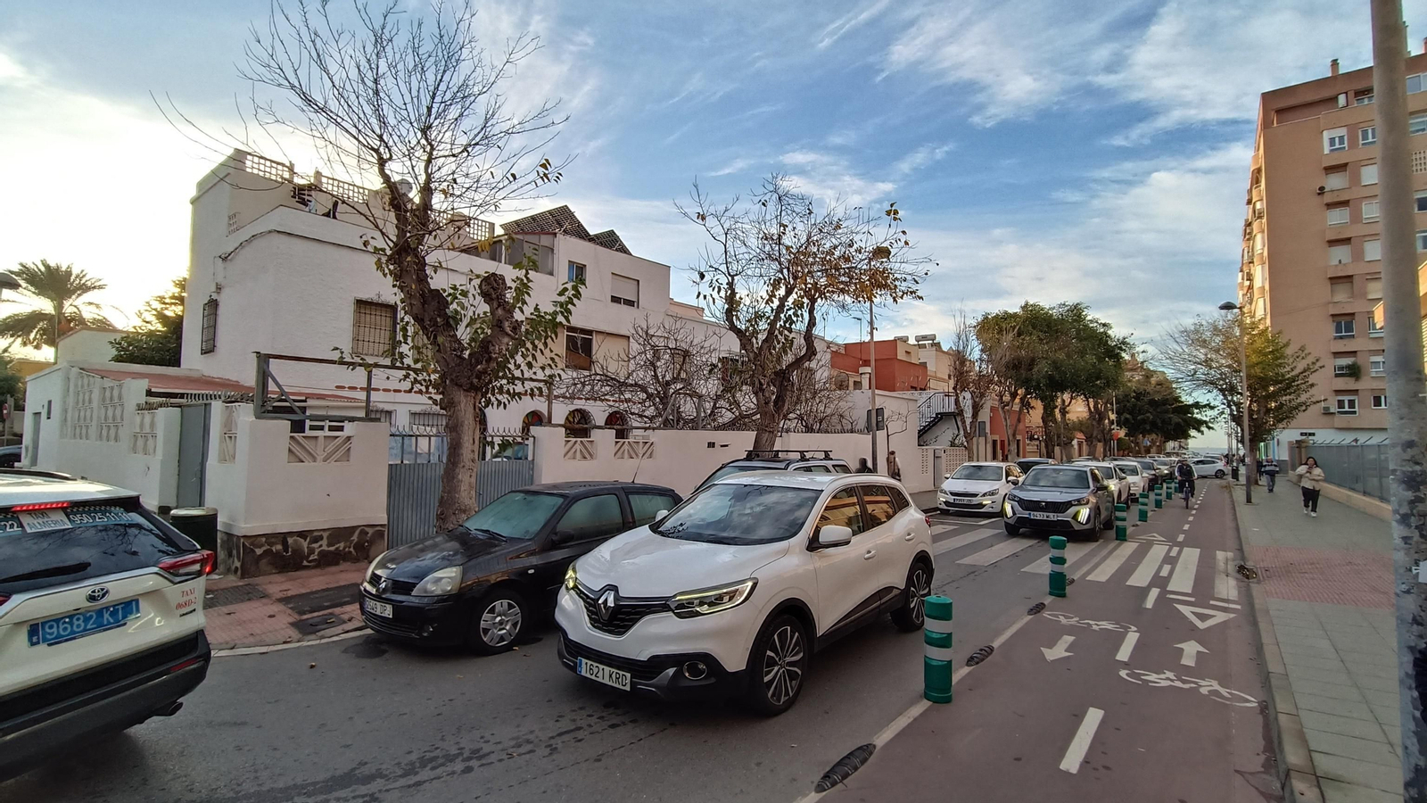 Las imágenes de la pasarela de Renfe que pasa a mejor vida, en Almería