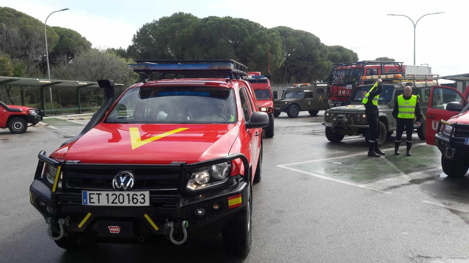 Efectivos de la UME en el aparcamiento daeropuerto de Jerez.