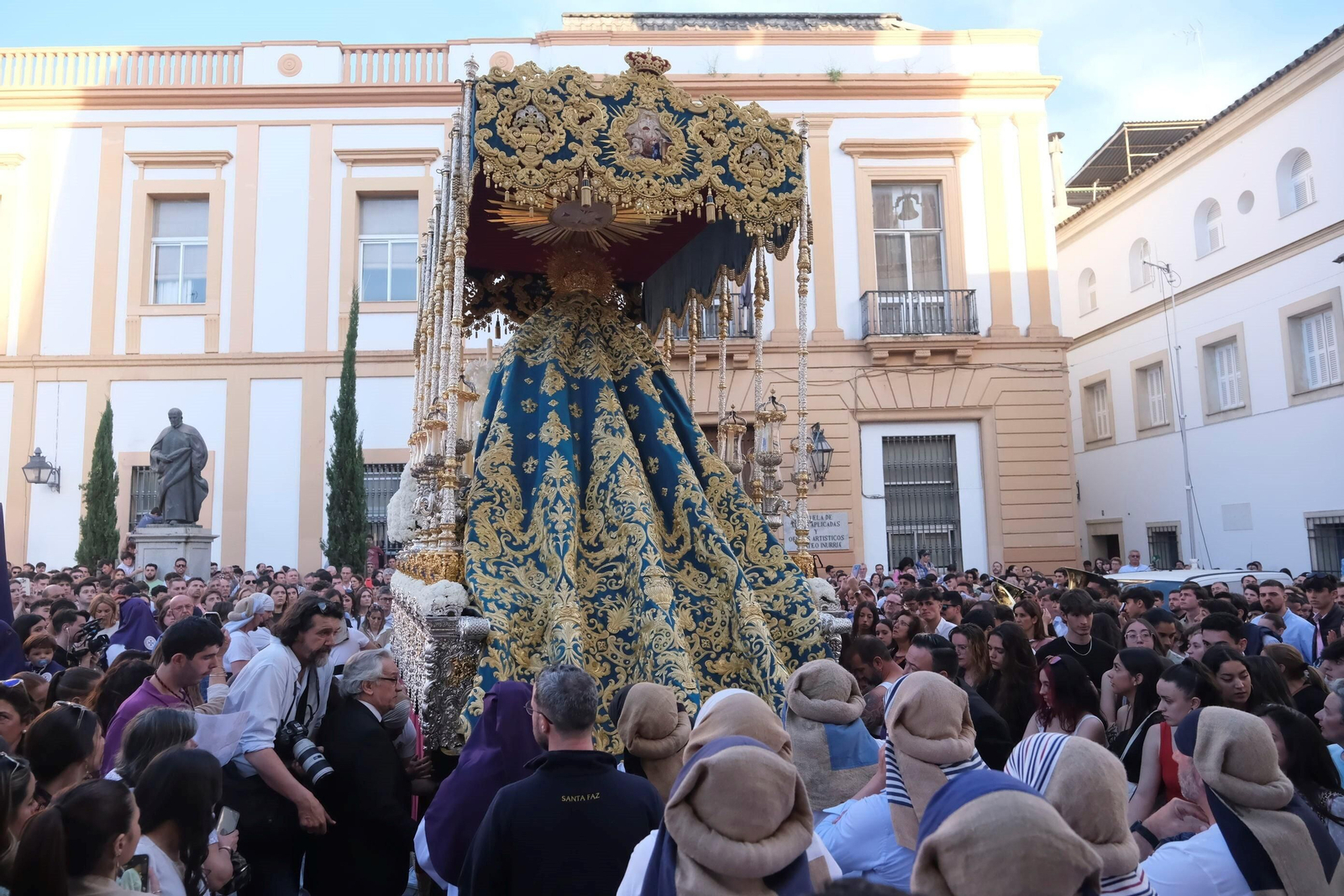 Martes Santo en Córdoba: la procesión de la Santa Faz, en imágenes