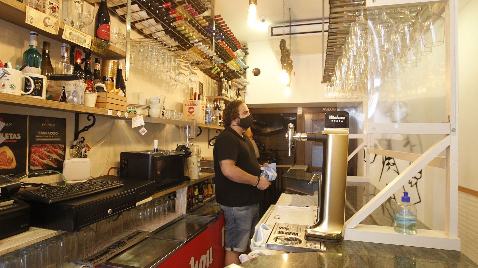 Este lunes vuelven las barras, muchas de ellas con mamparas de seguridad, a los bares.