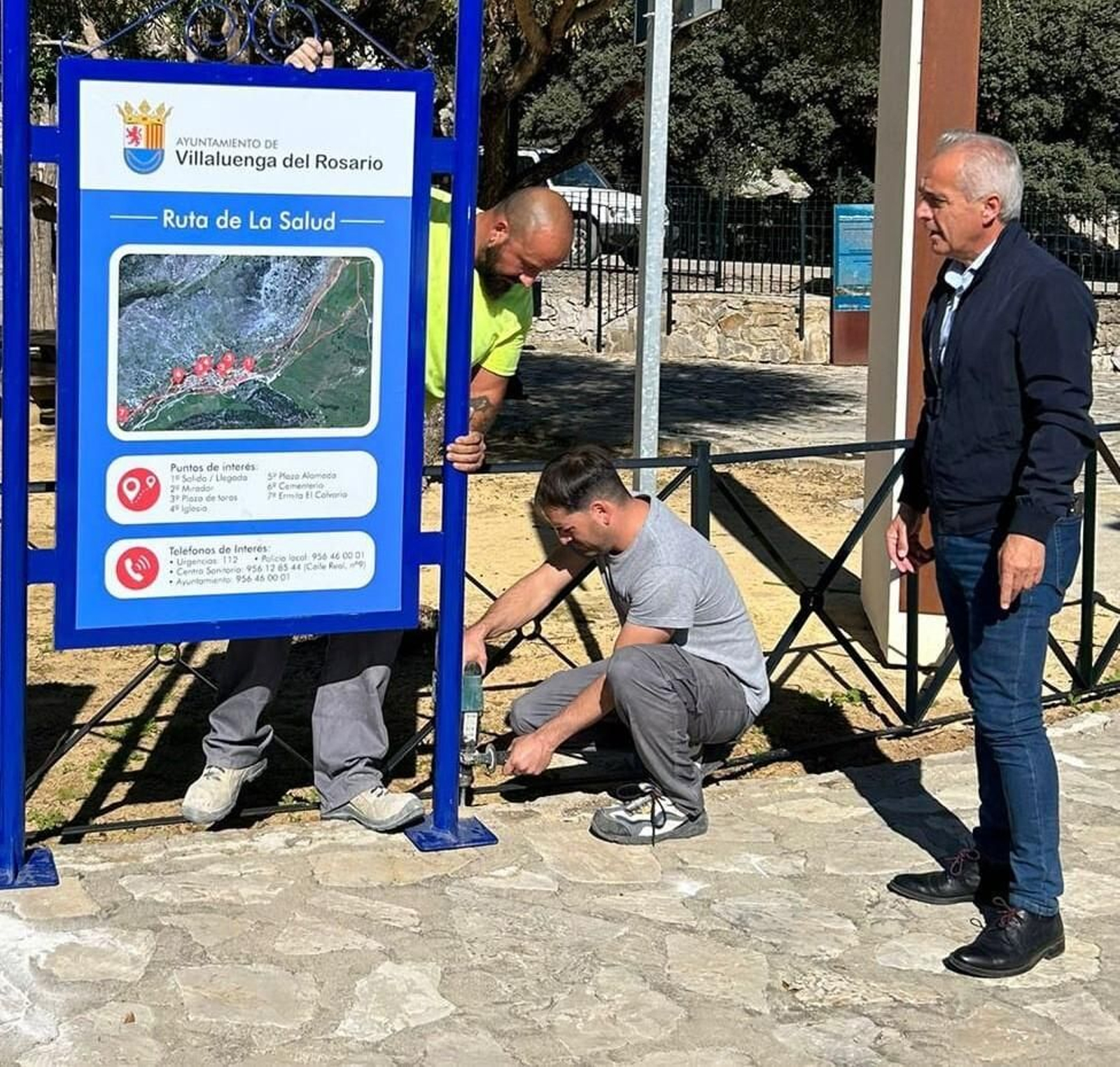 El alcalde Alfonso Moscoso, junto a una de las señales  de la Ruta