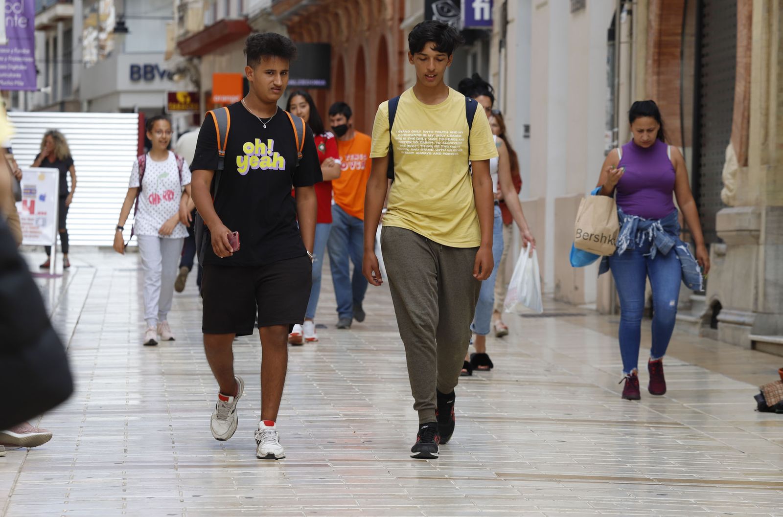 Dos jóvenes en el centro de Huelva.